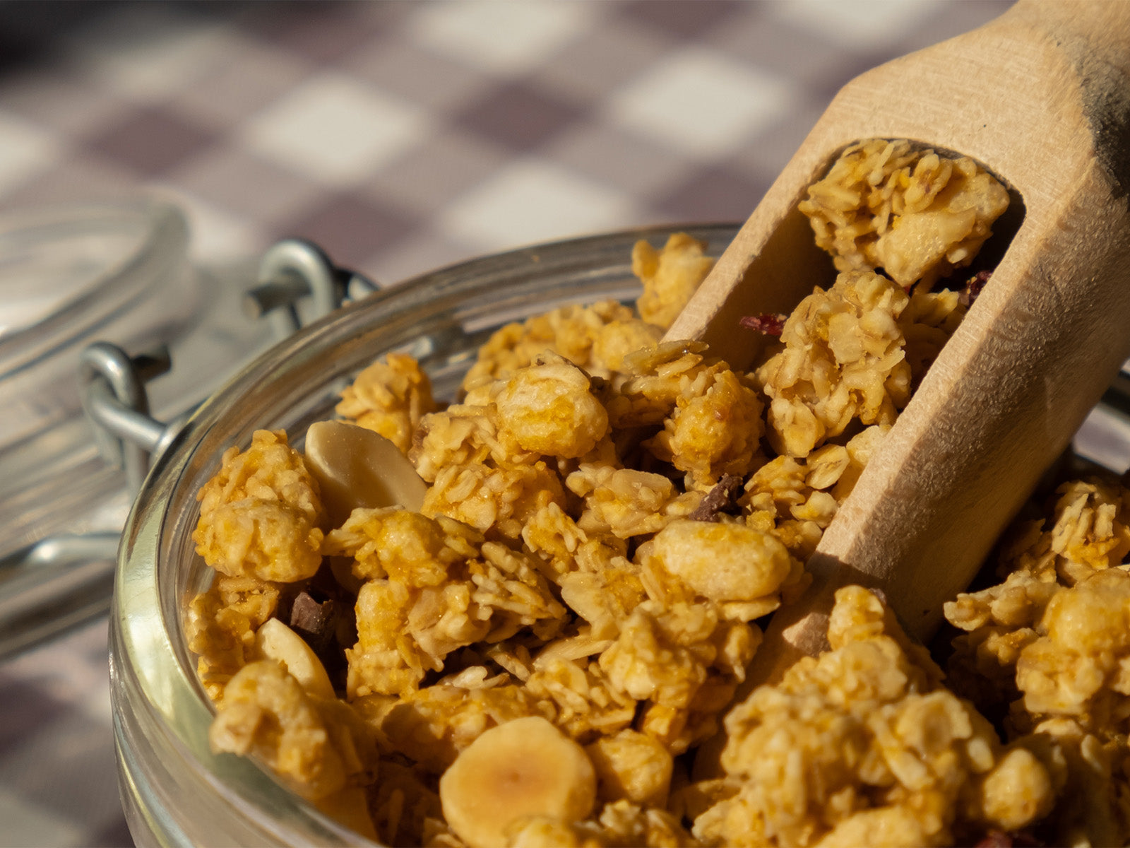 EASY MACADAMIA GRANOLA WITH COCONUT OIL